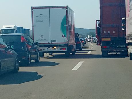 Lančani sudar, auto put Beograd Niš, gužva, gužve, kolima vozila, kolona, Lančani sudar, auto put Beograd Niš, gužva, gužve, kolima vozila, kolona,