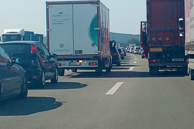 Lančani sudar, auto put Beograd Niš, gužva, gužve, kolima vozila, kolona,