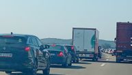Dramatično na Ostružničkom mostu: Pukli "češljevi", kolona oštećenih vozila stoji u desnoj traci