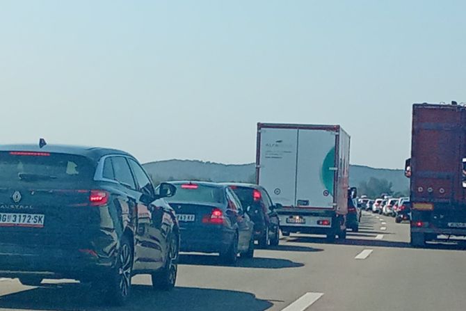 Lančani sudar, auto put Beograd Niš, gužva, gužve, kolima vozila, kolona,