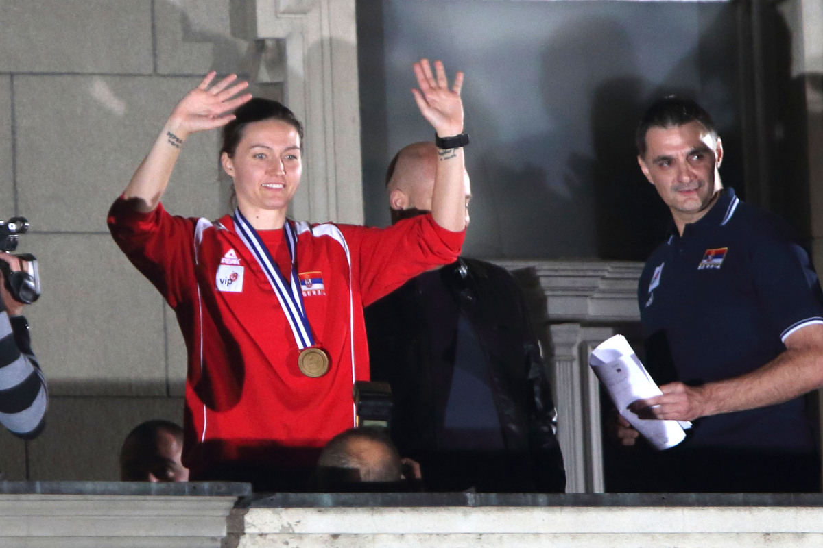 "Lako je lupati po tastaturi, imaš li hrabrosti da to kažeš devojkama u lice": Srpkinja i njen tim zagrmeli!