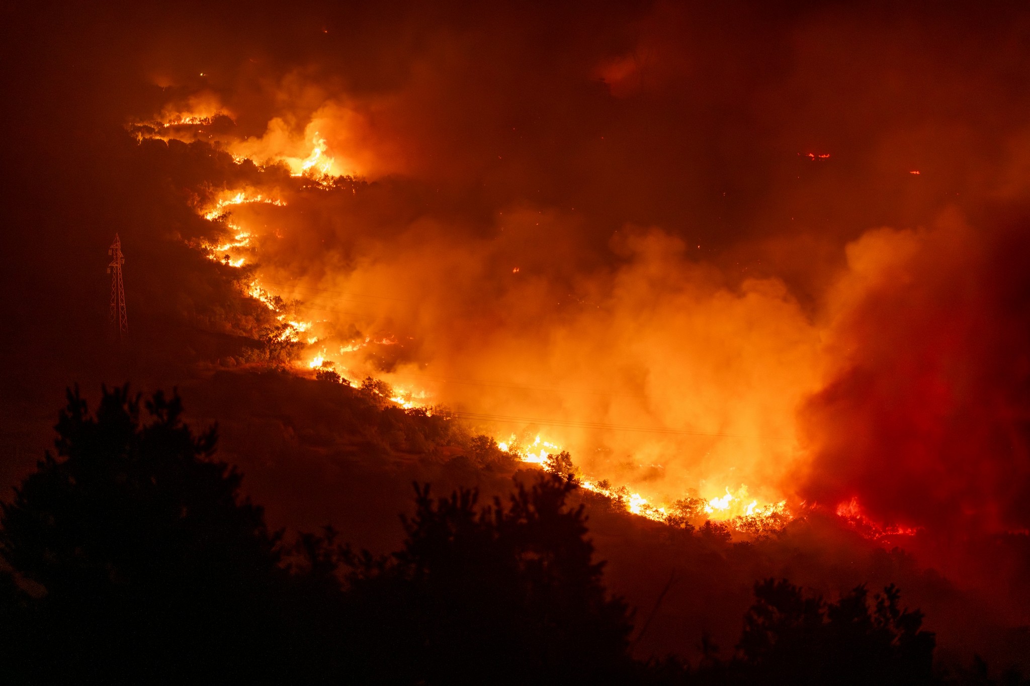 NAJSTRAŠNIJA FOTOGRAFIJA POŽARA U SRBIJI: Vatra zahvatila veliku površinu, sve se crveni, dim se diže u nebo
