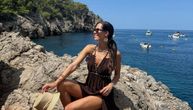 Ana Ivanović šalje jasne poruke: U haljini sa dubokim dekolteom i prorezom svima oduzima dah