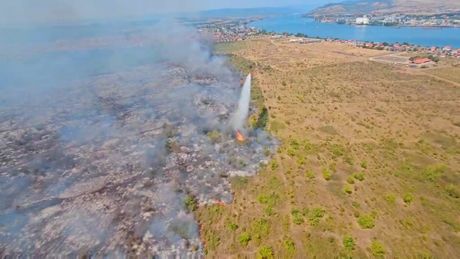 Piloti Helikopterske jedinice MUP Srbije gase požar u okolini Kladova Piloti Helikopterske jedinice MUP Srbije gase požar u okolini Kladova