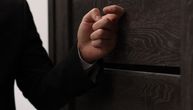 Upozorenje na još jedan talas prevara: Ovo NIKAKO nemojte raditi, kriminalci sada kucaju i na vrata