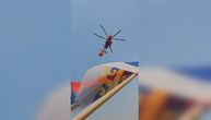 Rastko sa srpskom trobojkom dočekao moćni helikopter koji gasi požare: Ovo je mladić o kom priča čitav Balkan