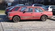 Bahati vozač kog ne vidite, ali kosu čupate: Zauzme parking, a nije registrovan, jedan broj rešava stvar