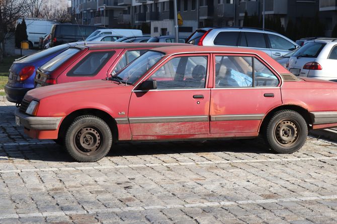 Automobil