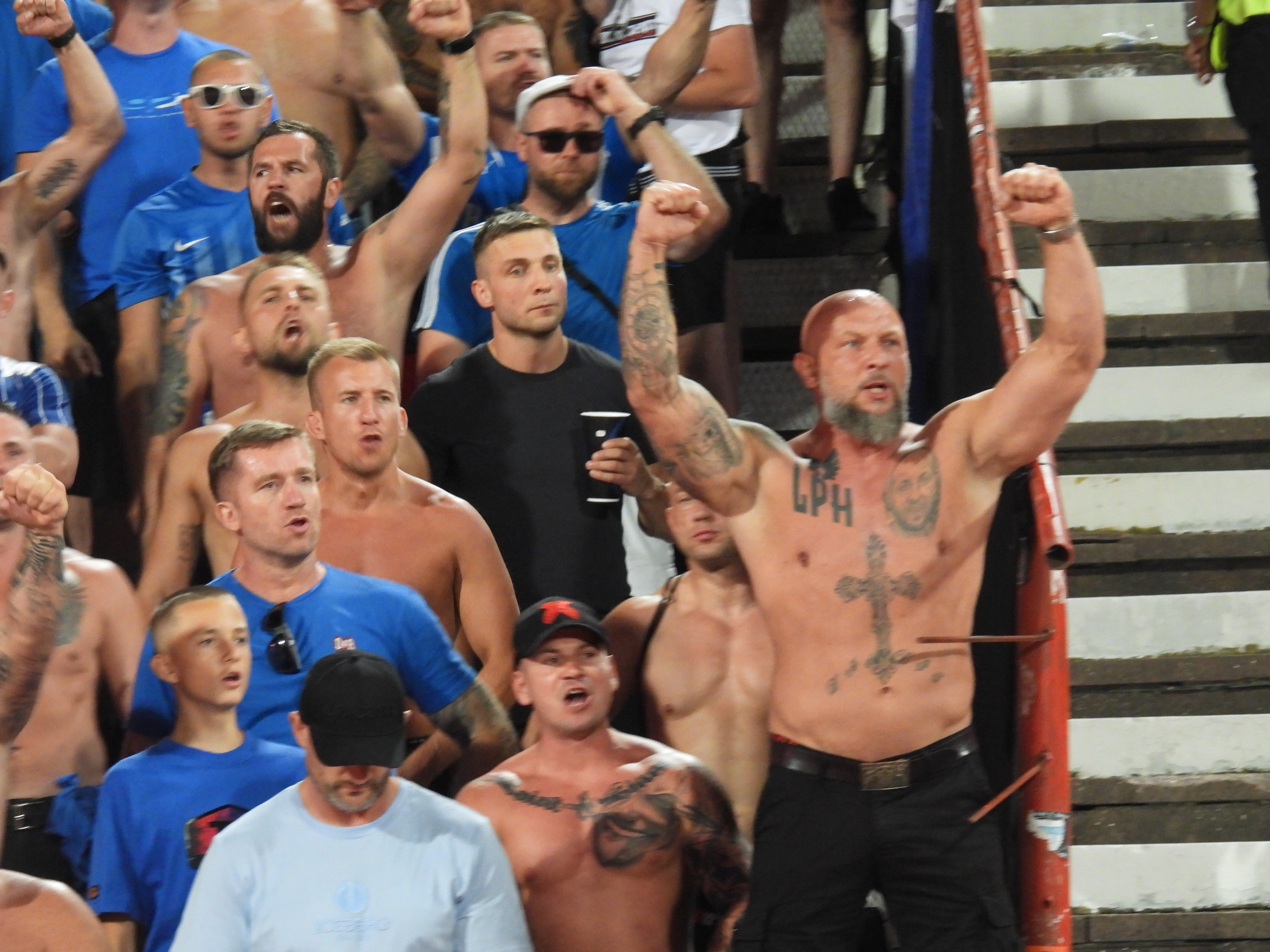 Albancima pala zastava u Varšavi! Poljski huligani je bacili na pod, pišu poruku "Kosovo je Srbija"