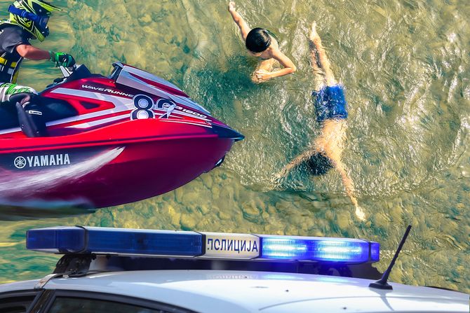 Skuter na reci, policija, deca , Tamiš Pančevo Skuter na reci, policija, deca , Tamiš Pančevo
