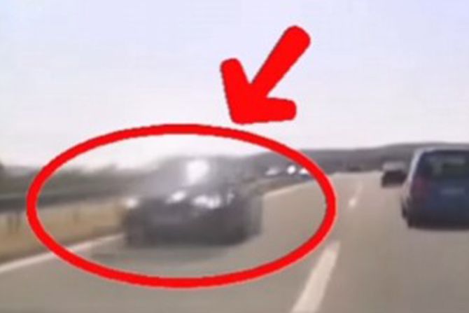 Vozilo crne boje, volkswagen u kontra smeru