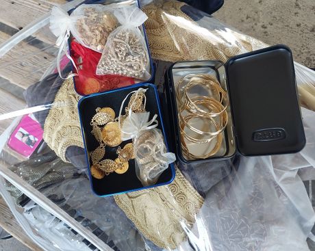 Nakit u kutijama toaletne vode