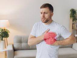 Srčani udar, muškarac se drži za srce