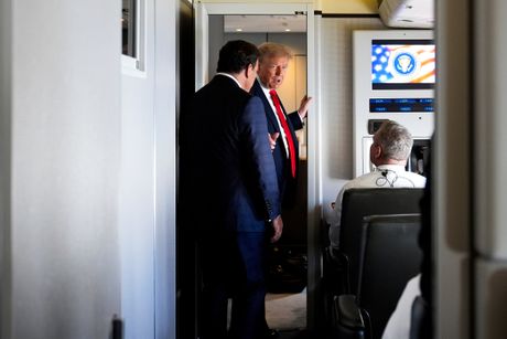 Tramp u avionu Air Force One Tramp u avionu Air Force One