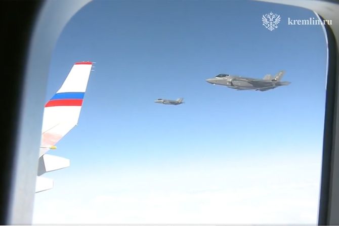 Američki borbeni avioni pratili su Putinov avion na putu od Aljaske do Rusije