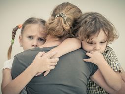 Majka sa decom, deca