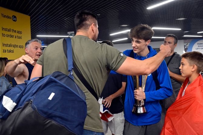 Kadetska košarkaška reprezentacija Srbije, KSS, doček, aerodrom Kadetska košarkaška reprezentacija Srbije, KSS, doček, aerodrom