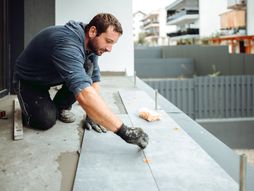 Keramičar, lepljenje pločica