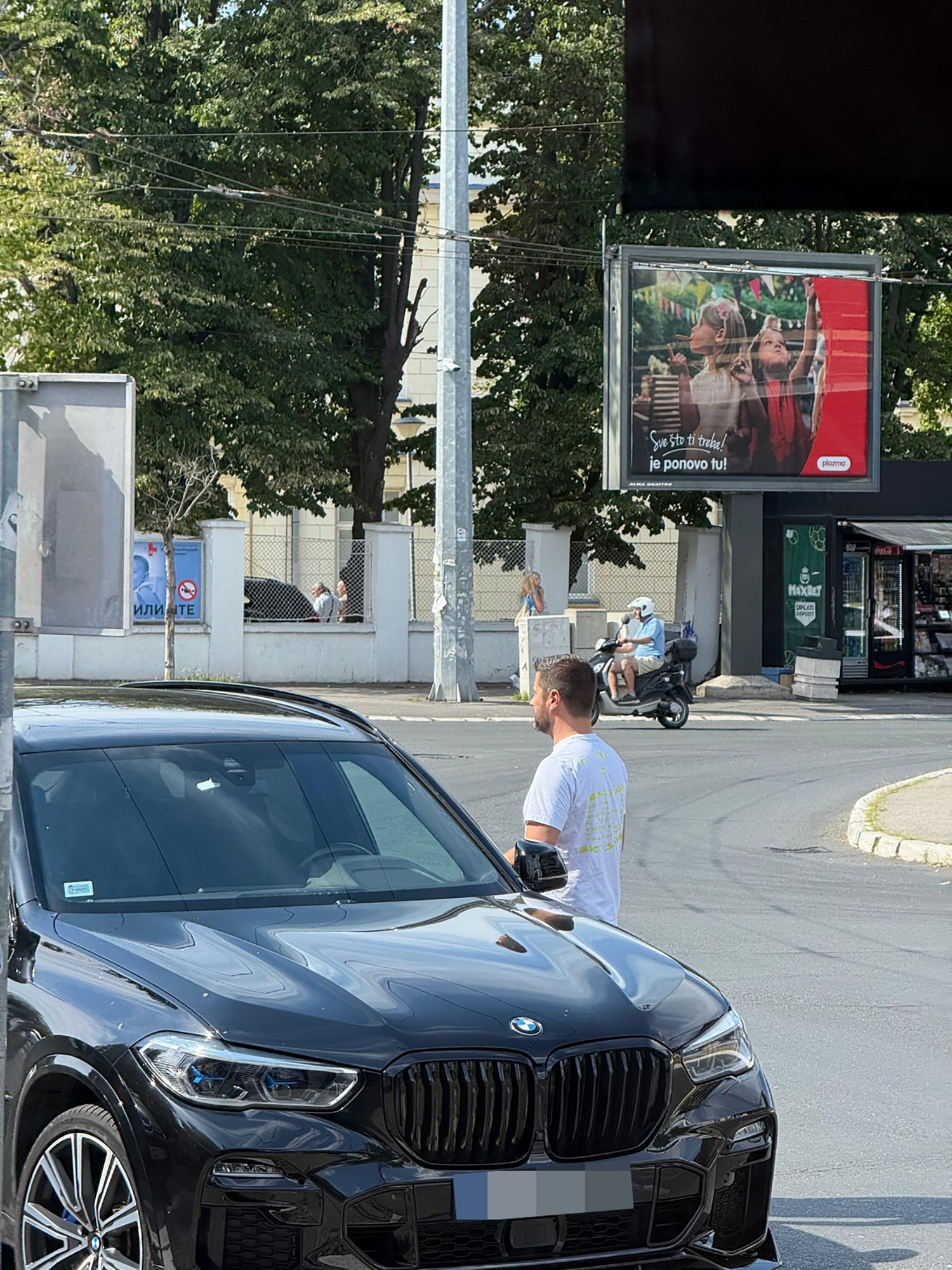 Marko Miljković uhvaćen ispred zgrade Pinka: Bez Lune, vozi brutalnu mašinu od skoro 100.000! Evo šta je radio