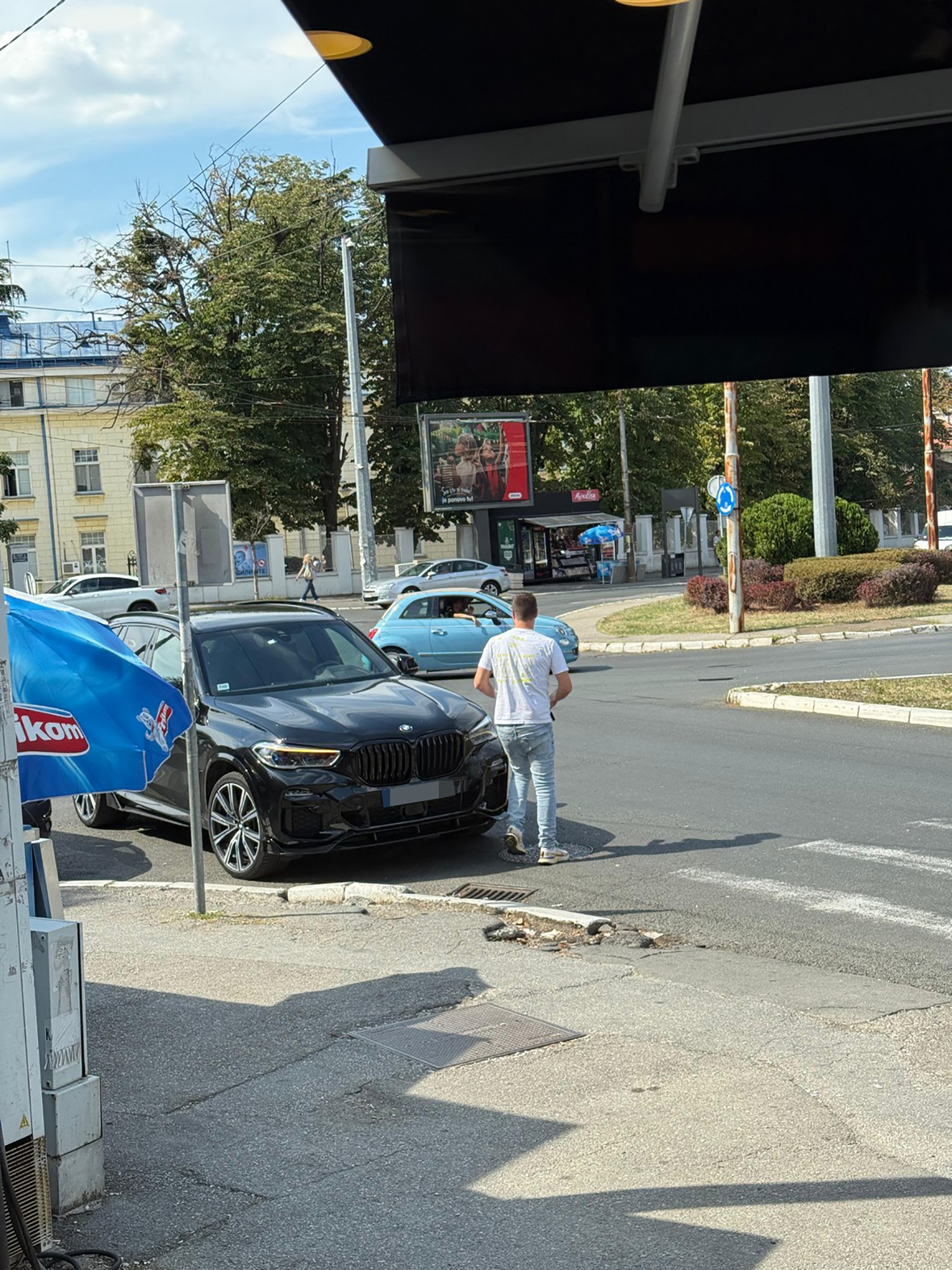 Marko Miljković uhvaćen ispred zgrade Pinka: Bez Lune, vozi brutalnu mašinu od skoro 100.000! Evo šta je radio