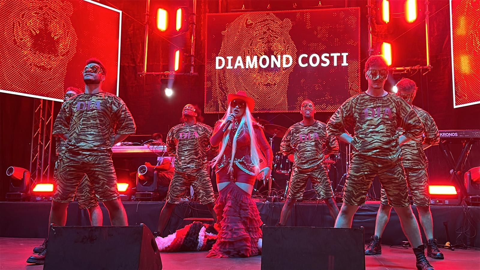 Izašla iz Zadruge pa snimila hit, isprozivala "instagramuše", a sada "pali" scenu sa trubačima dok repuje