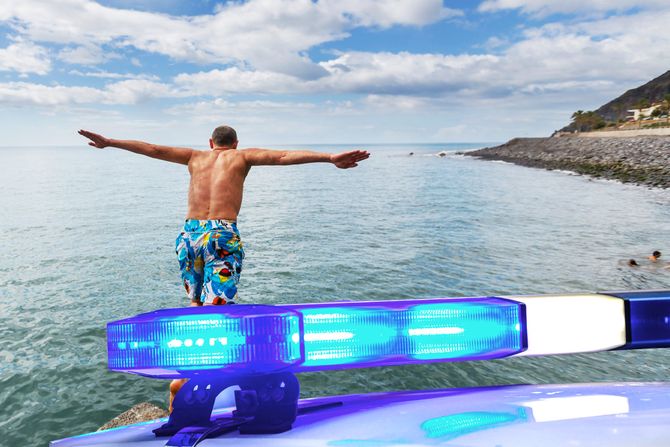 Ćovek skaće u more, policija