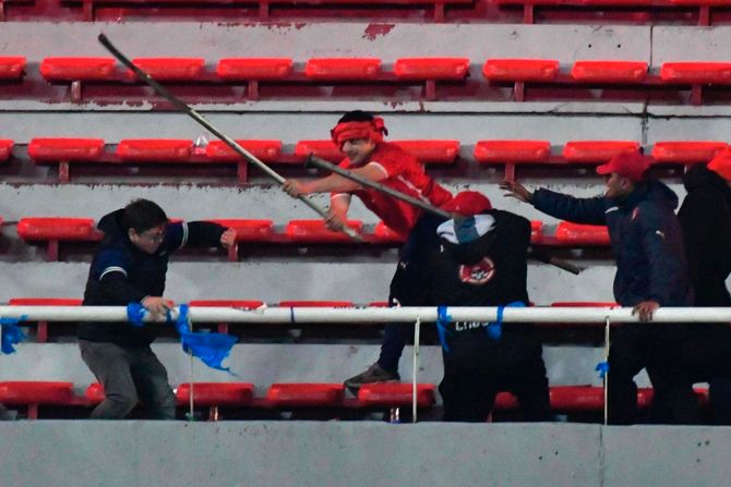 FK Independiente, FK Universidad Čile, Argentina, tuča navijača FK Independiente, FK Universidad Čile, Argentina, tuča navijača