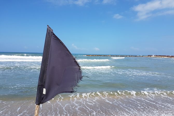 Crna zastava, zatvorena plaža