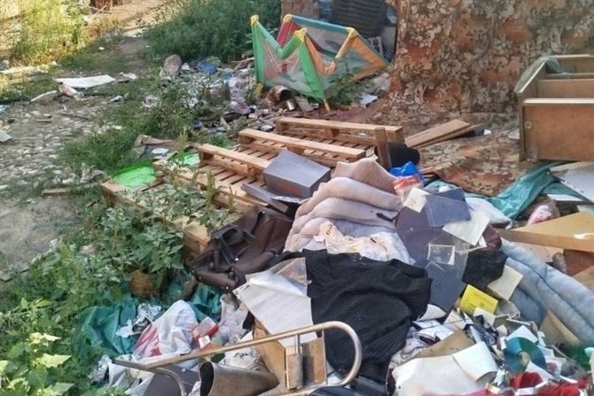 Očišćen otpad nagomilan u dvorištu u centru Čačka Očišćen otpad nagomilan u dvorištu u centru Čačka