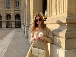 devojka, kafa, šetnja, jutro pariz,