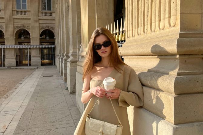 devojka, kafa, šetnja, jutro pariz,