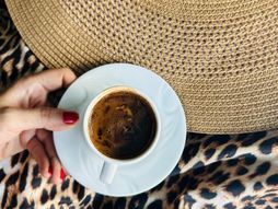 devojka, kafa, šoljica, jutro  šešir,