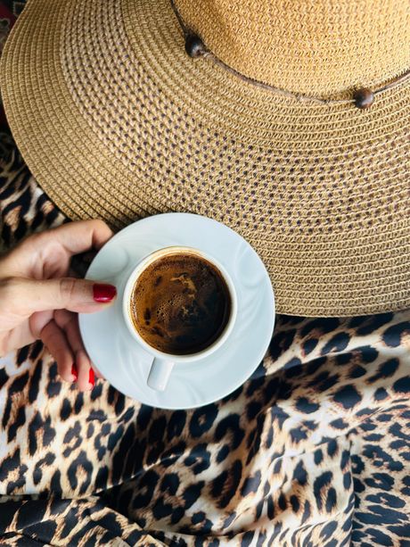 devojka, kafa, šoljica, jutro šešir, devojka, kafa, šoljica, jutro šešir,