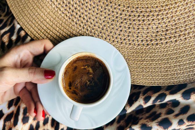 devojka, kafa, šoljica, jutro šešir, devojka, kafa, šoljica, jutro šešir,