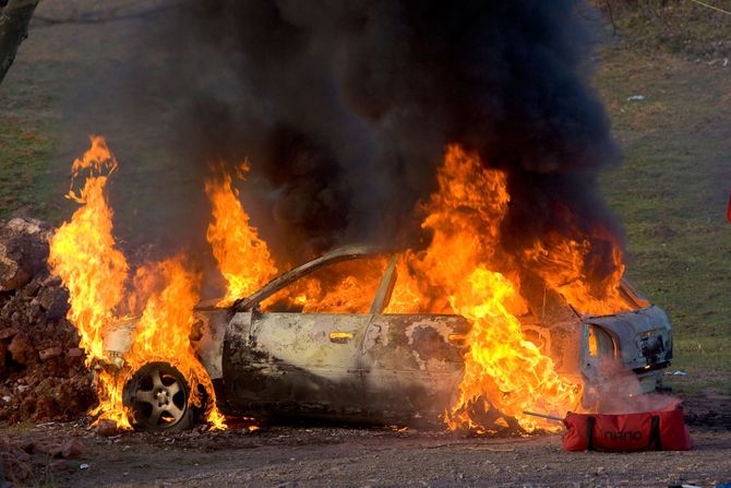 Auto u plamenu Auto u plamenu