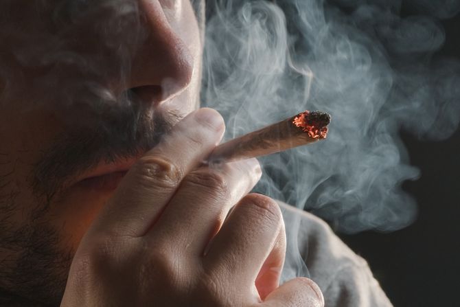 Marihuana, džoint, pušenje Marihuana, džoint, pušenje