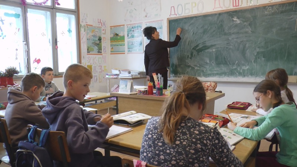 Učenici iz Bresnice već treći mesec uče da sviraju tradicionalni srpski instrument: Ovo se retko viđa