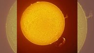 Solarni tornado i ogromna erupcija plazme snimljeni kako besne na Suncu u isto vreme