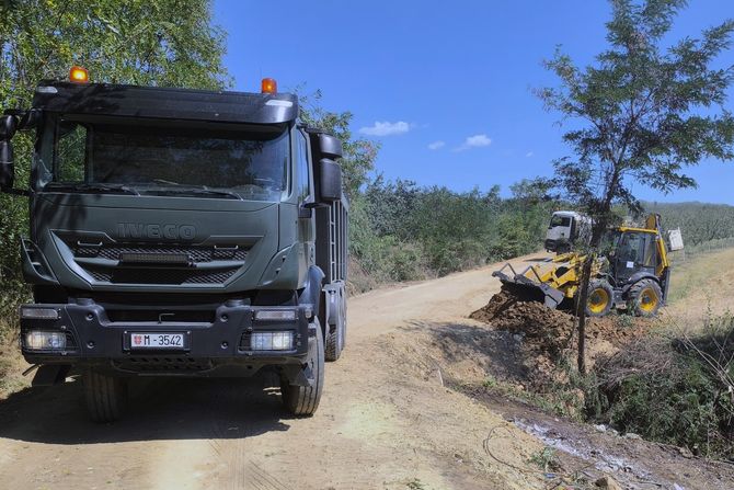 Vojska Srbije pomažu meštanima u Prokuplju
