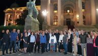 Ministri u Vladi i poslanici SNS ispred Skupštine sa pristalicama i građanima