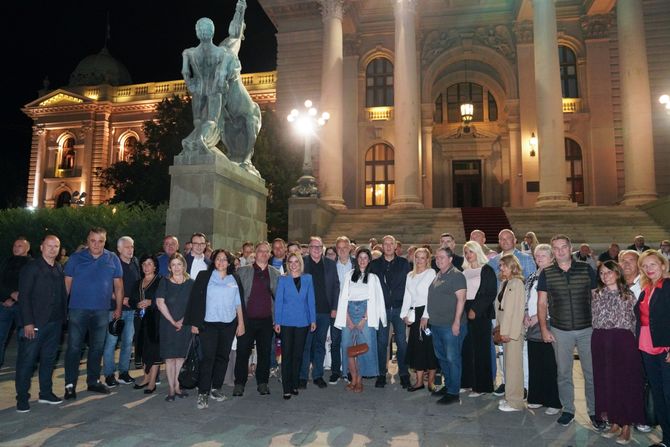 Skupština okupljanje SNS, ministri i članovi