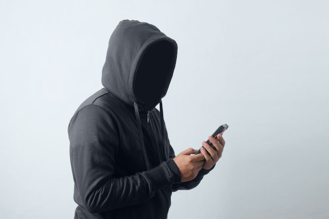 Muškarac i mobilni