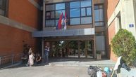 Studenti u blokadi okupljeni ispred Filozofskog fakulteta u Novom Sadu traže da dekan napusti zgradu