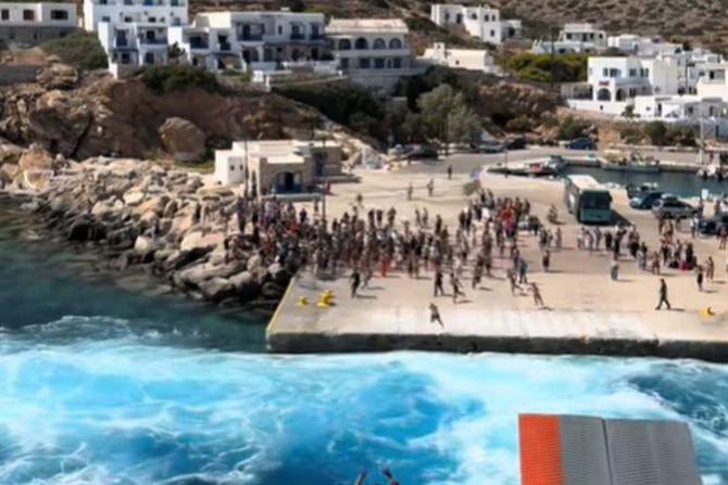 Sikinos Grčka brod turisti ronioci ispraćaj