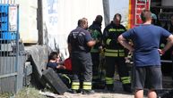 HEROJI BATAJNICE U NOĆNOJ DRAMI: Vatrogasci-spasioci kroz prozor iz buktinje izukli roditelje i dete!
