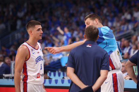 Nikola Jokić deli savete Vanji, Srbija - Estonija, Eurobasket 2025 Riga Nikola Jokić deli savete Vanji, Srbija - Estonija, Eurobasket 2025 Riga