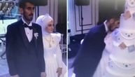 Mlada drži mladoženju, gosti odmah skočili, sve se desilo dok se sekla torta: Snimak sa venčanja obišao mreže