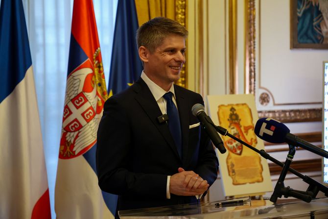 Arno Gujon, Pariz Arno Gujon, Pariz