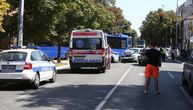 Vozač autobusa hteo da izbegne ženu koja je pretrčavala ulicu, "pokosio" devojčicu! Dete mrtvo na ulici