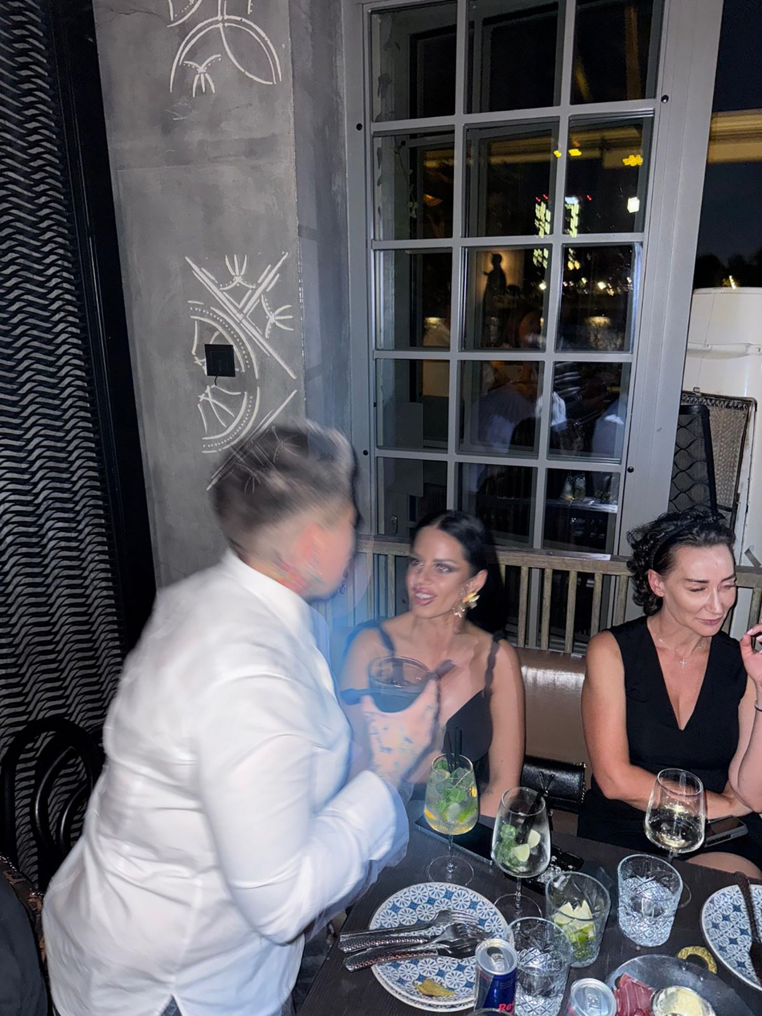 Matora uživala sa devojkom na Sekinom nastupu: Dohvatila Draganu u provodu, pa je pao i sočan poljubac